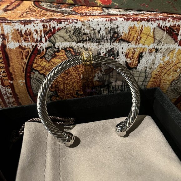 D̲a̲v̲i̲d̲ ̲Y̲u̲r̲m̲a̲n̲ 18K Bracelet with Pave Diamond Station 7mm - Picture 2 of 4